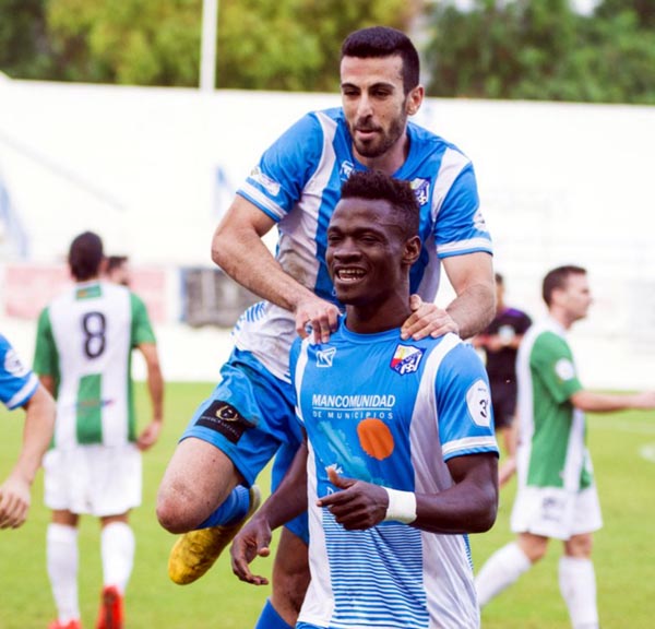 Eric celebra uno de sus goles con la camiseta del CF Motril (DARÍO ORTEGA)