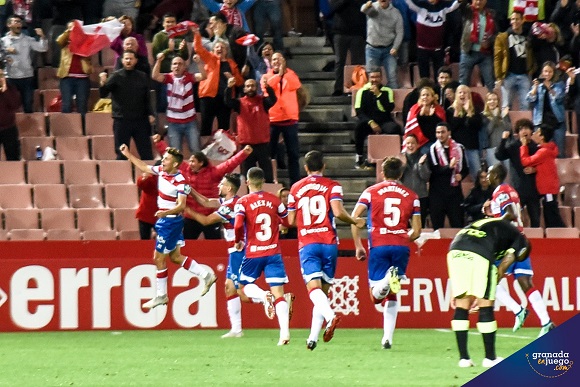 Pozo celebra junto a sus compañeros un gol del Granada en Los Cármenes (GRJ)