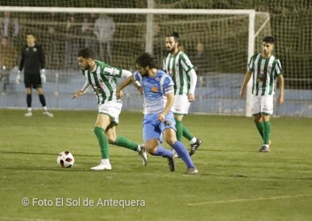 Ramiro intenta robarle el esférico a un jugador antequerano (EL SOL DE ANTEQUERA) 