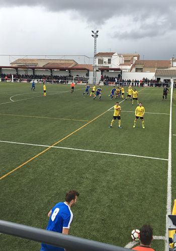 Fran Bea se dispone a botar un saque de esquina (@BEGIJAR_CF_1975)