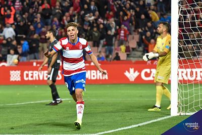 Pozo celebra el tanto de la victoria (JOSÉ M. BALDOMERO)