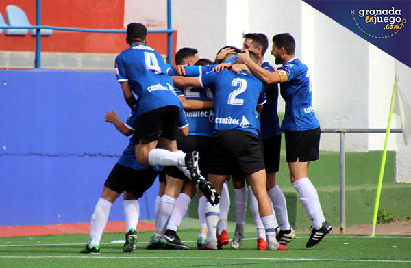 Los jugadores del At. Monachil celebran el segundo tanto en Adra (M. LÓPEZ) 