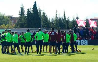 La afición ha presenciado el entrenamiento (GRANADA CF) 