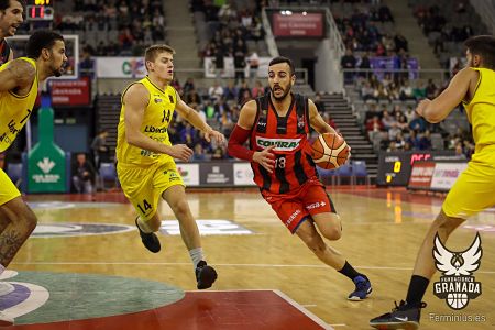 Año Marín penetra a canasta (@FUNDACIONCBG)