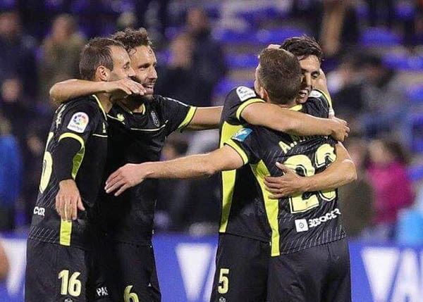 Los jugadores del Granada CF se abrazan tras el tanto de Vadillo (LA LIGA)