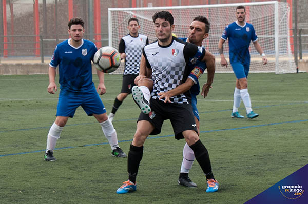 Augusto, jugador del Arenas de Armilla, durante un partido (JOSÉ M. BALDOMERO)