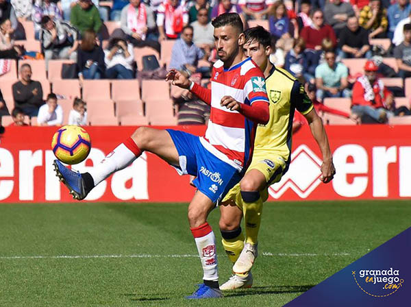 Vadillo presionado por un jugador del conjunto soriano (JOSÉ M. BALDOMERO)