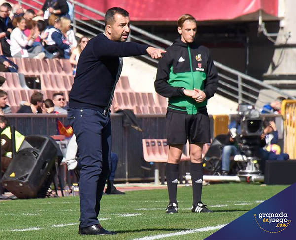 Diego Martínez, entrenador del Granada, en el partido (JOSÉ M. BALDOMERO)