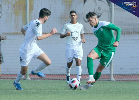 Isra intenta irse de un jugador del Vélez (VICENTE CARVAJAL)