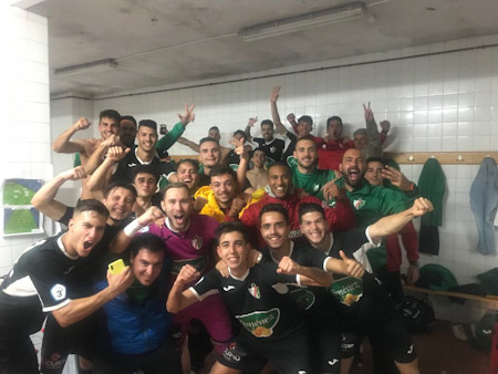 El Huétor Vega celebrando su victoria en Martos (CD HUÉTOR VEGA)