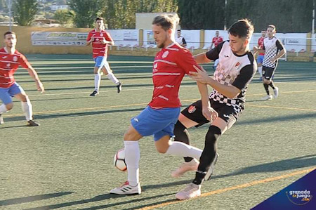 Stily protege el balón ante un jugador arenero (JOSÉ M. BALDOMERO)