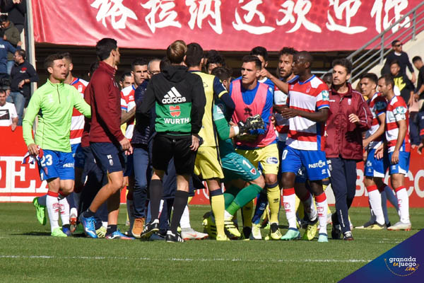 La tensión se disparó tras el pitido final (JOSÉ M. BALDOMERO)