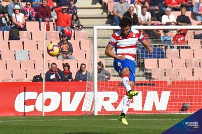 Germán Sánchez, líder de la zaga, despeja un balón (GRJ) 