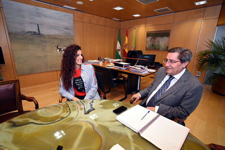 Laura Bueno durante su encuentro con José Entrena (J. GROSSO / DIPGRA)