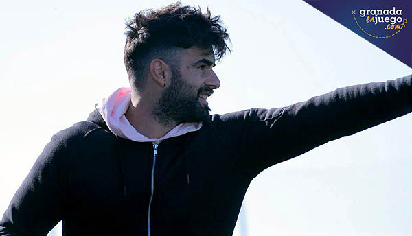 Jorge Moreno en un momento del encuentro ante el Vélez CF (VICENTE CARVAJAL)