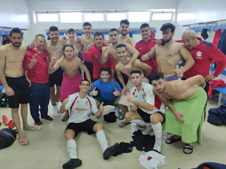 El Cúllar Vega ha celebrado la victoria en el `Francisco Muñoz Pérez`  (CÚLLAR VEGA CF) 