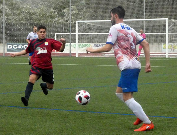 Una jugada del partido jugado por el Loja CD ante el Alhaurín de la Torre (MIGUEL JÁIMEZ)