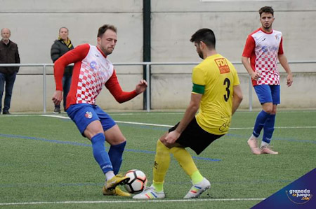 Antonio Molina lucha por el balón con un jugador jienense (JOSÉ M. BALDOMERO)