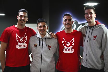 Los jugadores de la Fundación CB Granada lucen con sus bigotes (FCBG)