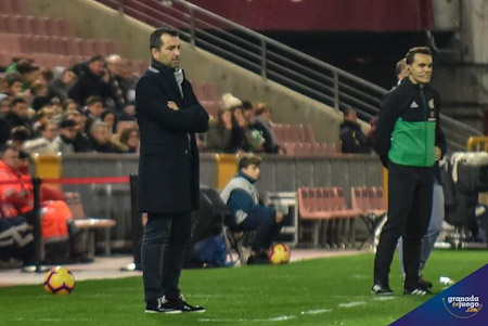 Diego Martínez observa el partido con gesto serio (BALDOMERO)