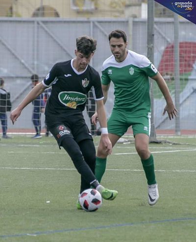 Sergio Bustos presiona a un jugador del Huétor Vega (VICENTE CARVAJAL)