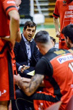 Pablo Pin quiere que su equipo se olvide del cansancio (PHOTOGRAPHERS SPORTS)