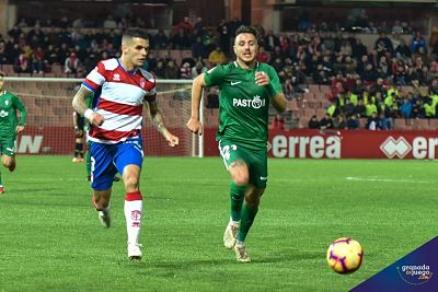 Álex Martínez en un lance ante el Sporting (J. M. BALDOMERO)