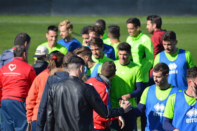 Los futbolistas han saludado a los aficionados (GRJ) 