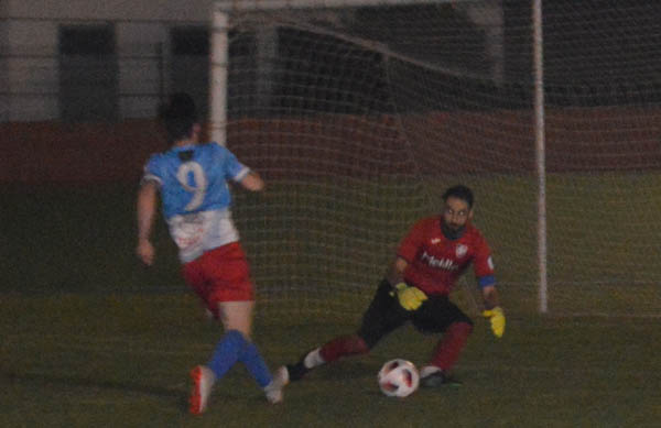 Dani Montero se plantó solo delante del cancerbero melillense (LÁZARO)
