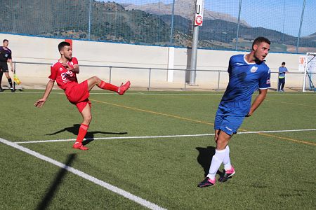 El Atlético Monachil no ha tenido una buena mañana en Casabermeja (MANU LÓPEZ)