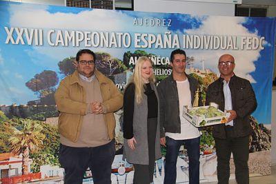 Roberto Clemente Llamero con su trofeo conseguido en Almuñécar (AYTO. ALMUñÉCAR)
