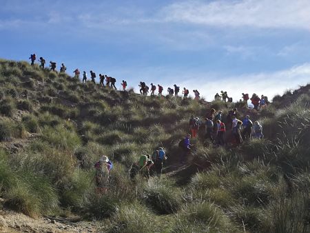 Senderistas del Club alpino de la UGR durante la ruta (AYTO. GUADIX)