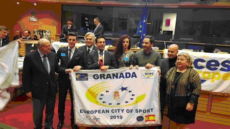Francisco Cuenca recoge la bandera que reconoce a Granada como Ciudad Europea del Deporte (AYTO. GRANADA) 