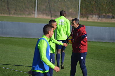 Diego Martínez da instrucciones durante el entrenamiento (GRJ) 
