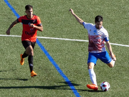 Seco se dispone a golpear el balón (CASTILLO) 