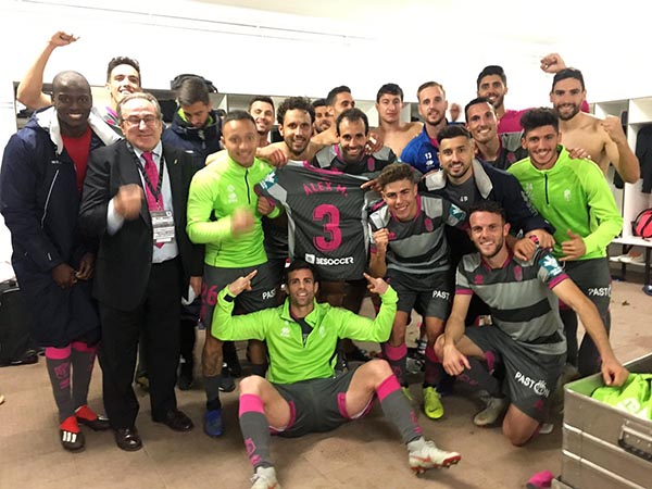 Los jugadores celebraron la victoria y se la dedicaron al lesionado Álex Martínez (GRANADA CF)