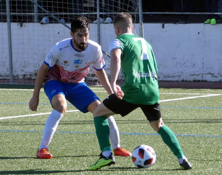 Seco presiona a un jugador hueteño (MIGUEL JAIMEZ) 