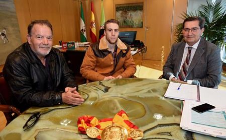 John Carter, flanqueado por Antonio Huertas y José Entrena (DIPUTACIÓN DE GRANADA)