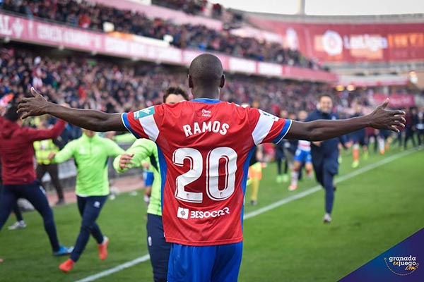 Adrián Ramos celebró el gol de la victoria ante el Real Oviedo (JOSÉ M. BALDOMERO) 
