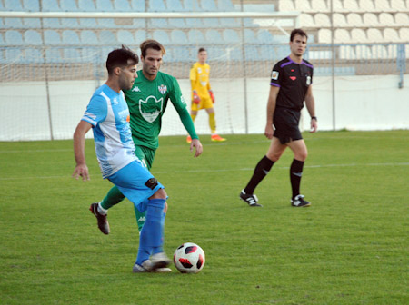 Dani Cara (CF Motril) y Nacho (Vélez Málaga) en un lance del encuentro (MUCHO DEPORTE)