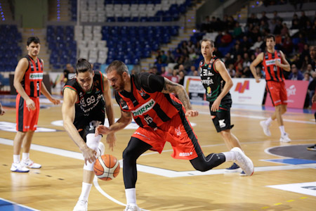 Guille Rubio lucha por la bola (PHOTOGRAPHERS SPORTS) 
