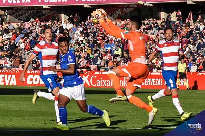 Rui Silva ataja un balón ante el Oviedo (JOSÉ M. BALDOMERO)  