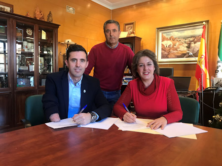 La Alcaldesa de Guadix y José Manuel Ruiz han firmado el acuerdo de patrocinio (AYTO. GUADIX)