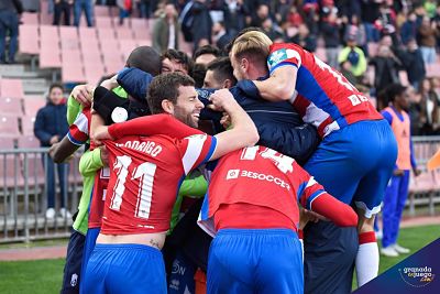 Celebración del tanto de la victoria en el partido mil (J. M. BALDOMERO)