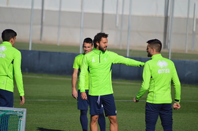 Germán da indicaciones durante un entrenamiento (GRJ) 