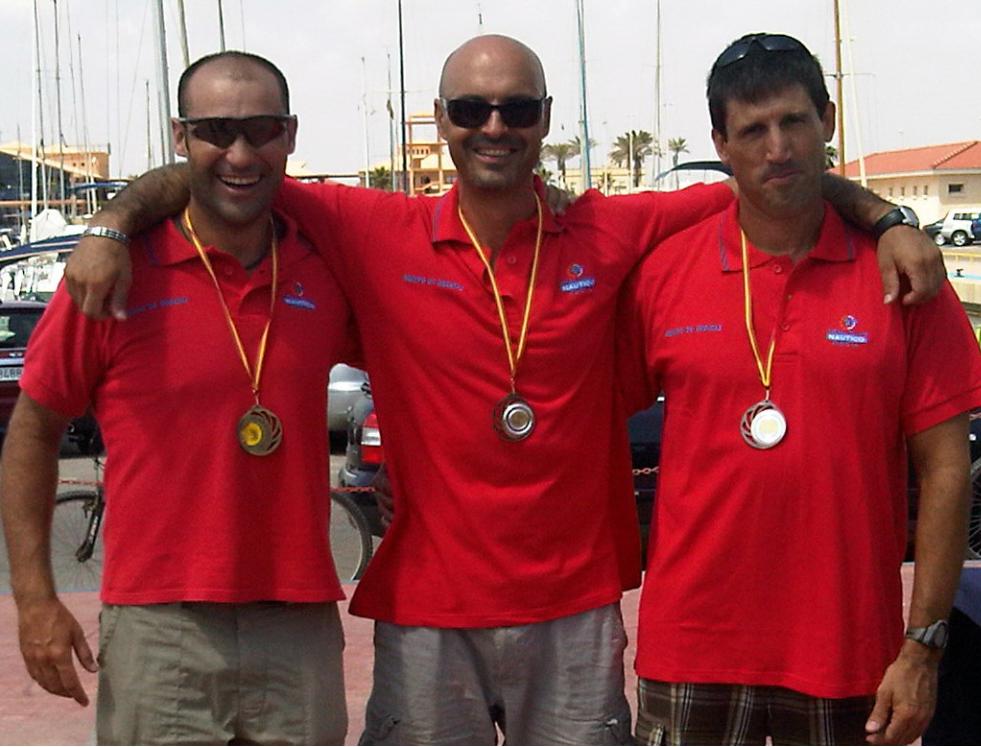 Los tres deportistas granadinos posan con sus medallas