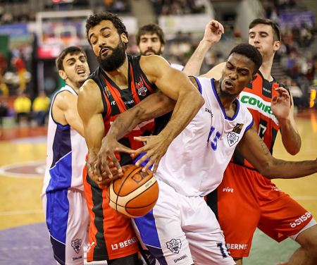 Devin Wright pelea por la bola (FERMÍN RODRÍGUEZ)