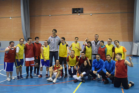 Alo Marín y Sergio Olmos durante su visita al equipo Sierra Nevada Abbility (FCBG)