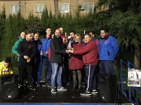 El ganador del torneo recoge el trofeo (AYTO. VEGAS DEL GENIL)