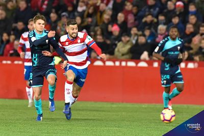 Vadillo pugna con un rival (JOSÉ M. BALDOMERO) 